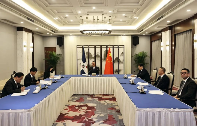 PA直营环境“助力”多米尼加清运垃圾，毛伟明省长出席线上交接仪式
